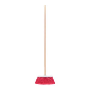 ESCOBA MEDIANA TIPO CEPILLO, CERDAS DE PVC, BASTON DE MADERA
